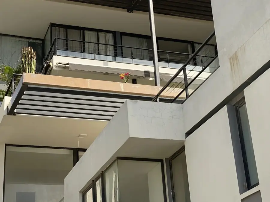 Villa moderne avec voiture vintage